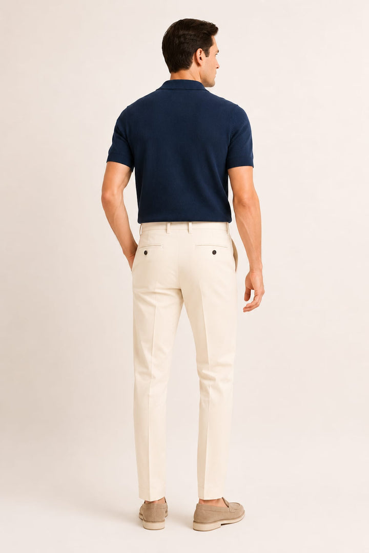 Vue de côté pantalon chino Masons pour homme beige boutons contrastants - Valérie Simon