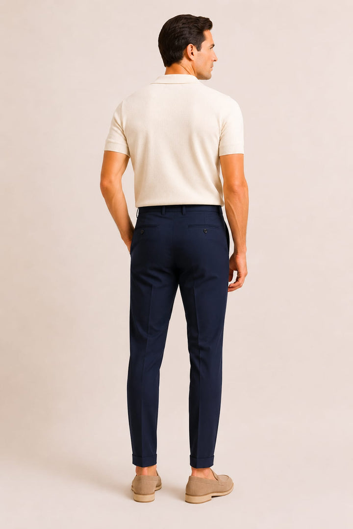 Vue de côté pantalon chino Masons homme beige avec ceinture tressée visible - Valérie Simon