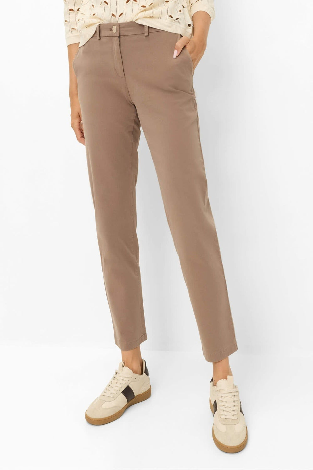 Side view of Brax women's brown chinos with elegant pleats - Valérie Simon