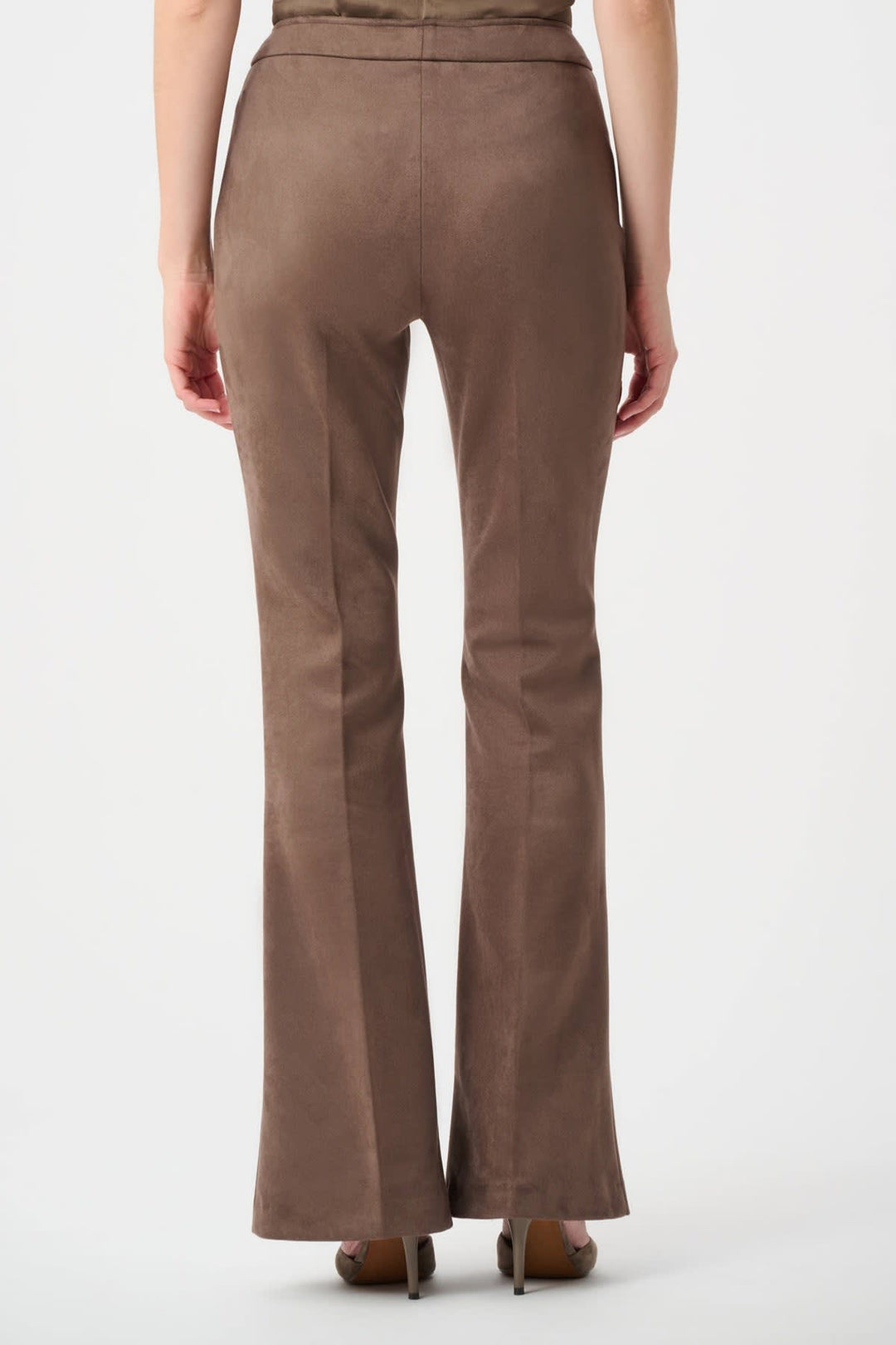 Vue de côté pantalon évasé effet suède Joseph Ribkoff beige détails coutures - Valérie Simon