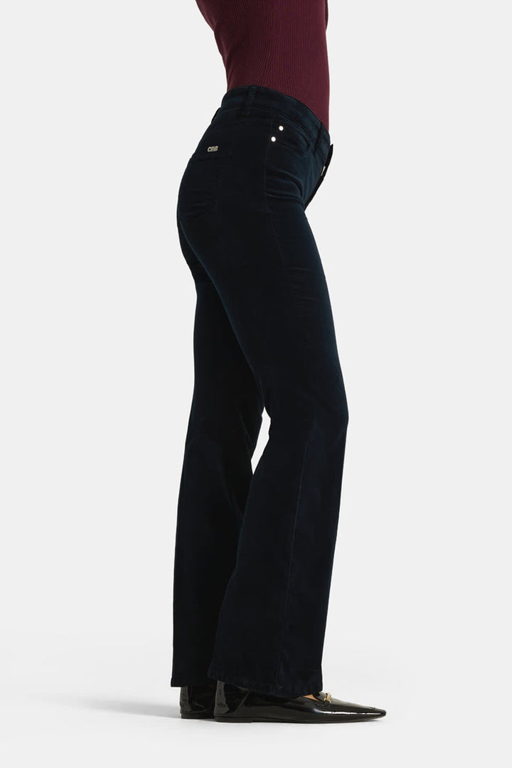 Front view of Cambio women&