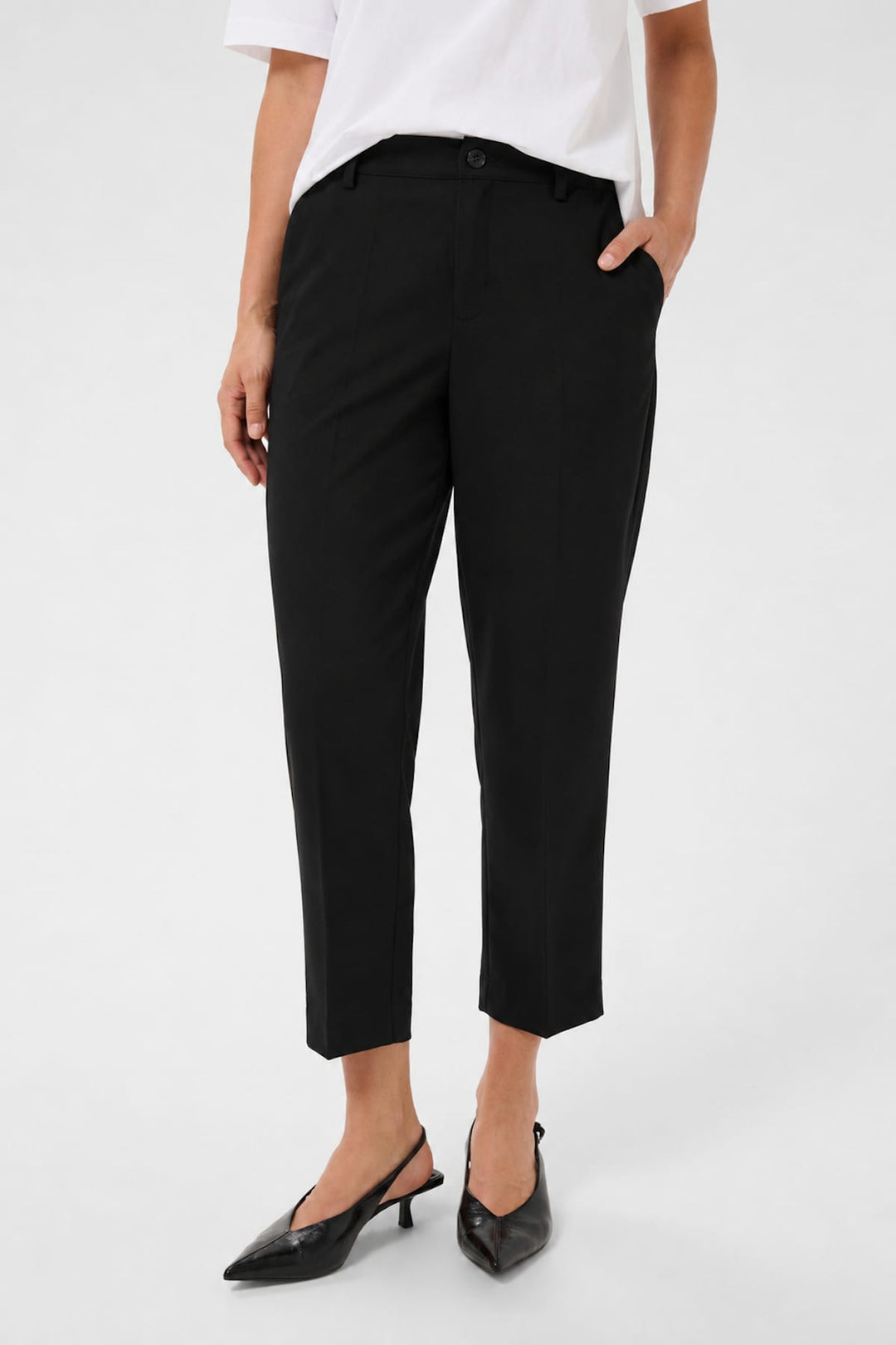 Vue de face pantalon habillé Kaffe femme noir avec poches avant et ceinture - Valérie Simon