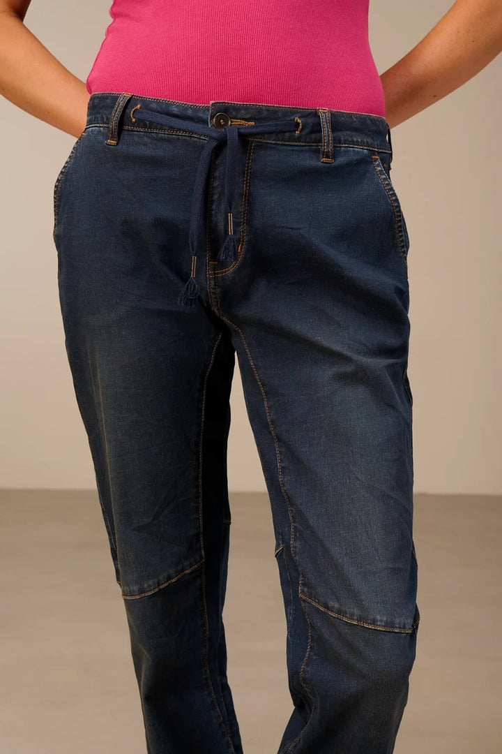 Pantalon jogger en denim bleu vue de face pour femme Nile