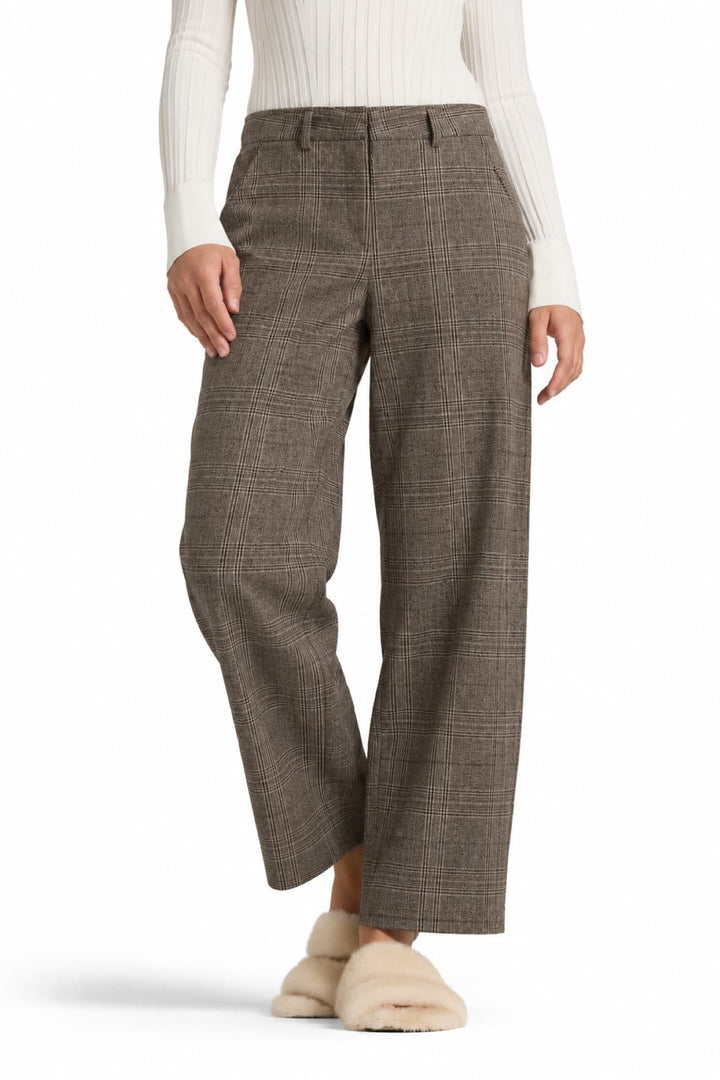 Front view of Cambio women&