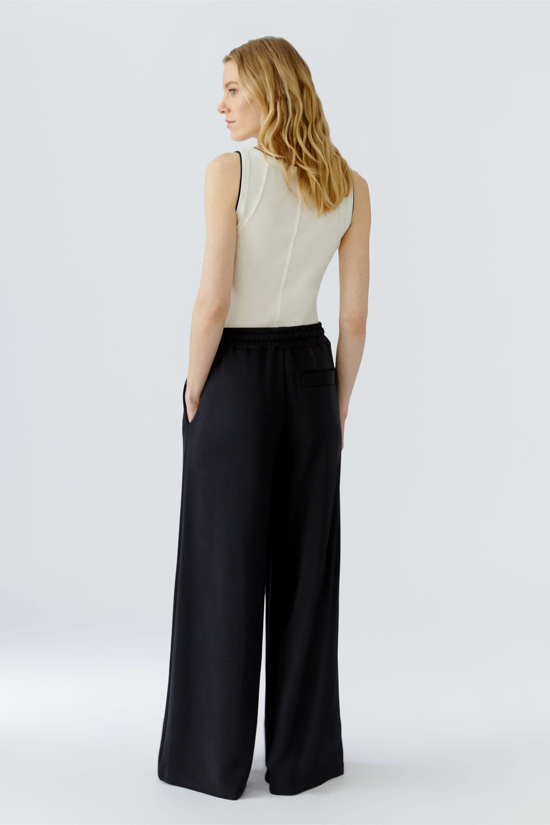 Vue de côté pantalon ample gris à taille élastique Oui pour femme - Valérie Simon