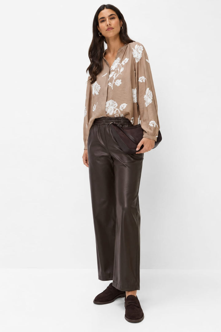 Pantalon Maine en similicuir à jambe large vue de face pour femme Brax