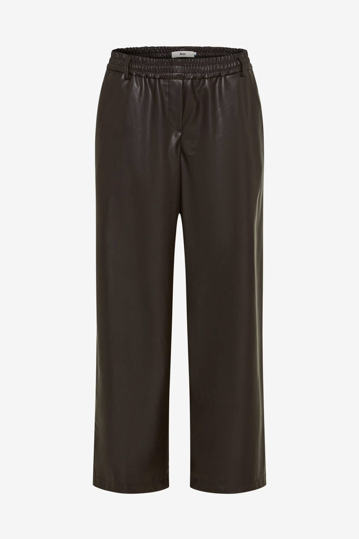 Pantalon Maine en similicuir noir à jambe large vue de face pour femme Brax