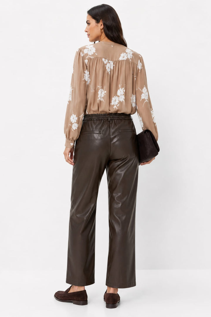 Pantalon Maine noir en similicuir à jambe large vue de face pour femme Brax