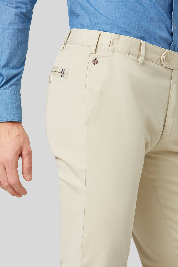 Side view of Meyer men&