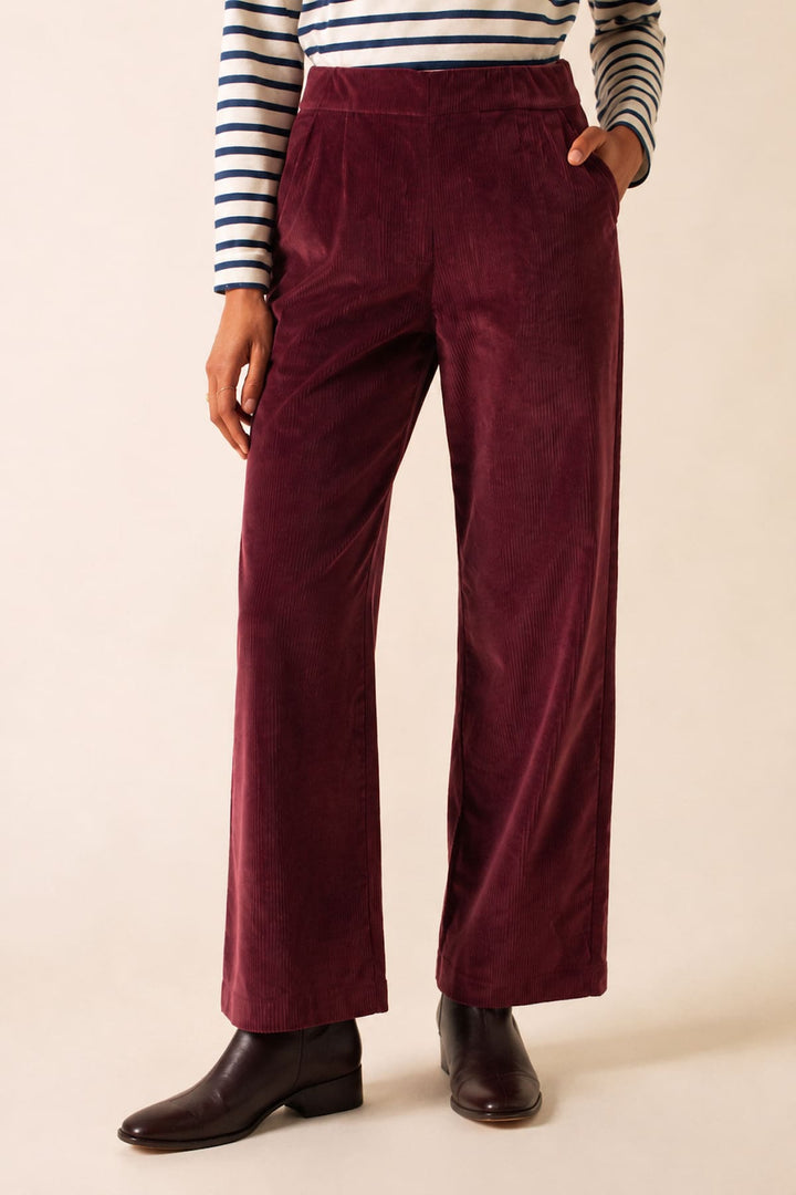 Pantalon Sabrina chino marron en velours côtelé à jambe large vue de face pour femme Saint James