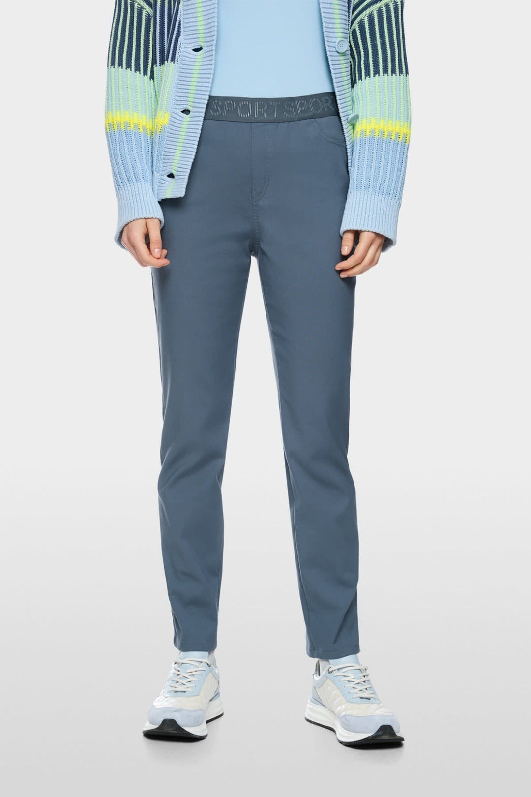 Vue latérale pantalon habillé Marc Cain pour femme Siena en gris avec plis marqués - Valérie Simon