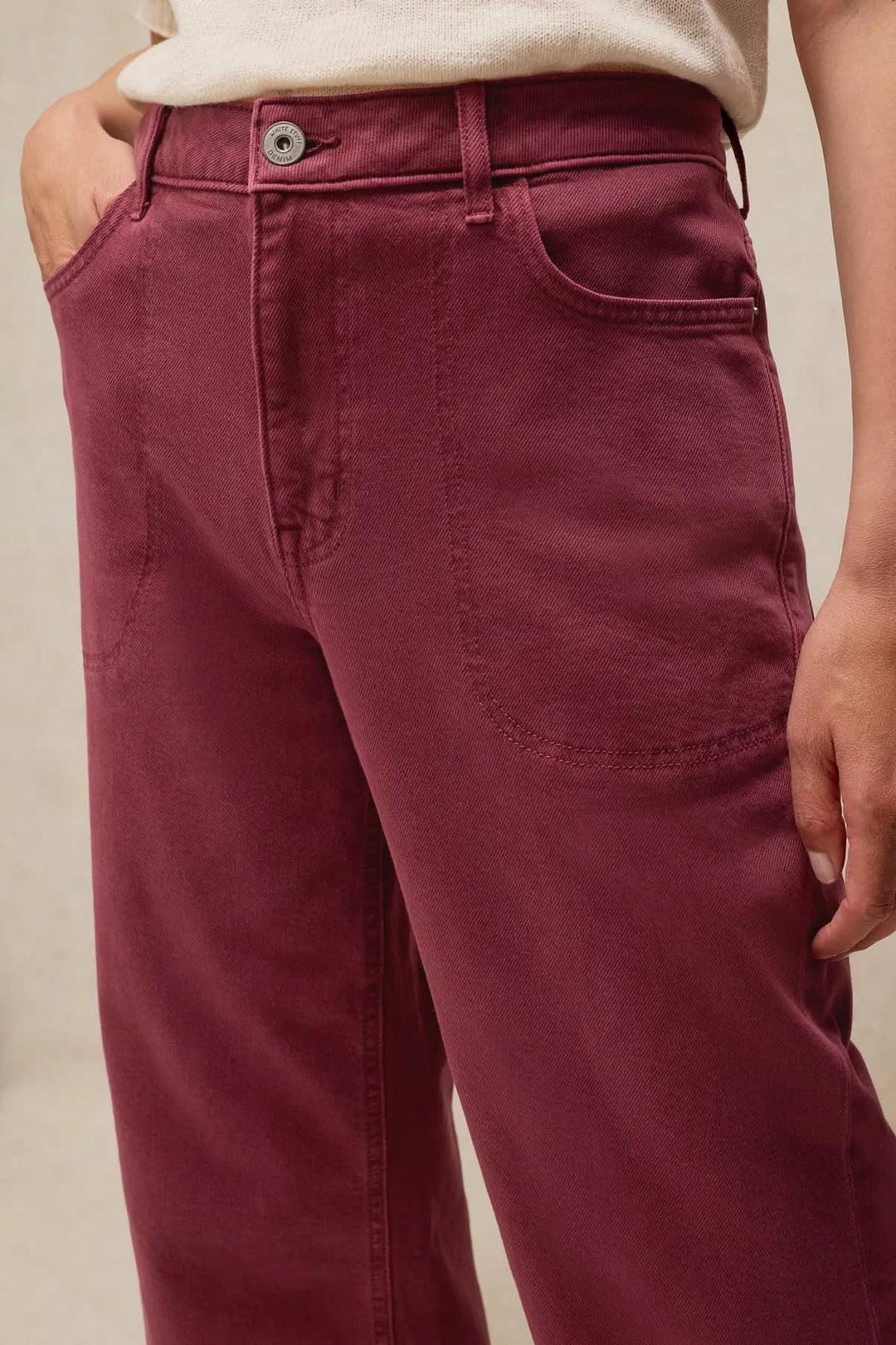 Vue de face pantalon denim large écourté White Stuff bleu clair - Valérie Simon