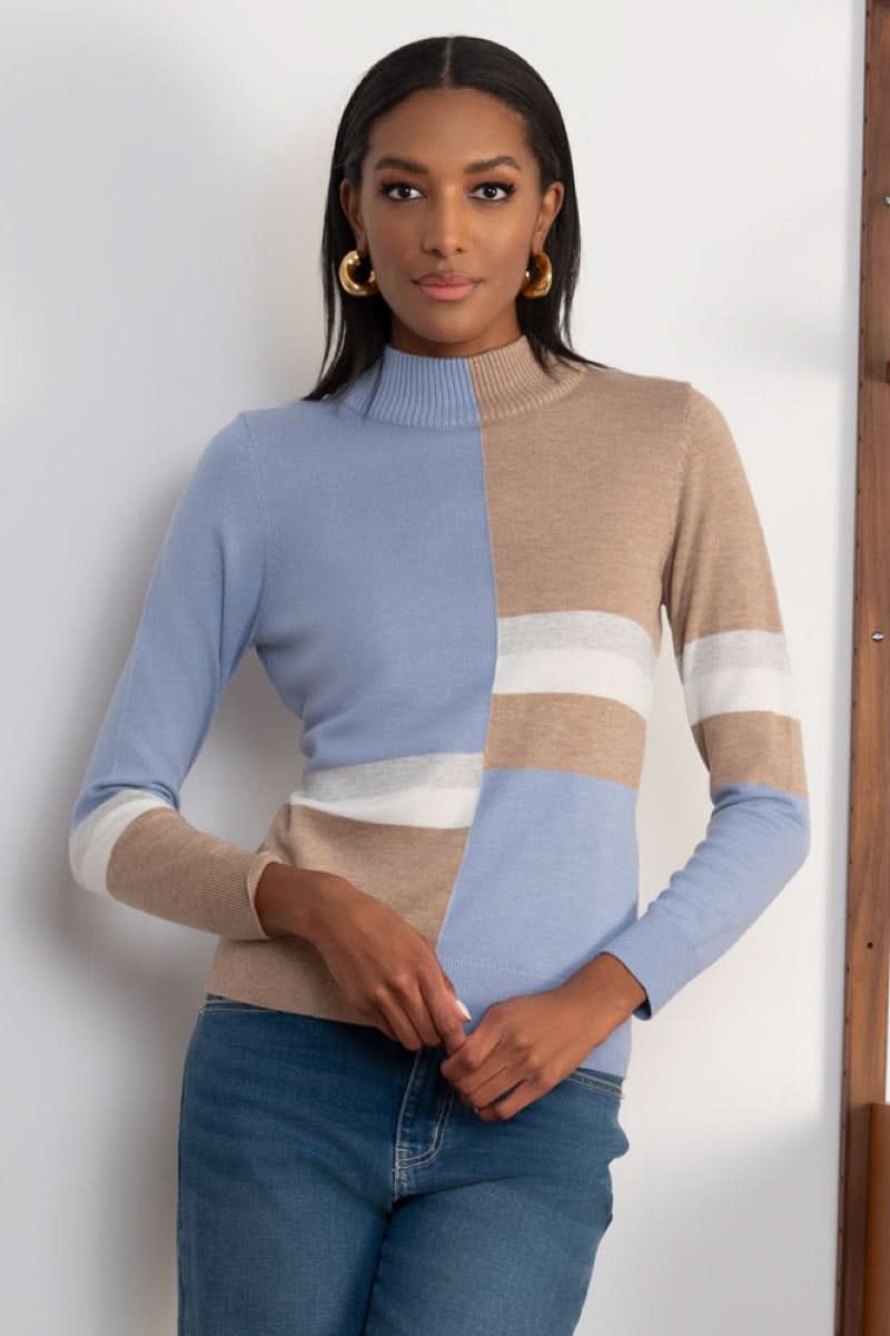 Chandail à col montant et blocs de couleur avec motif audacieux porté par une femme, style chic et décontracté.