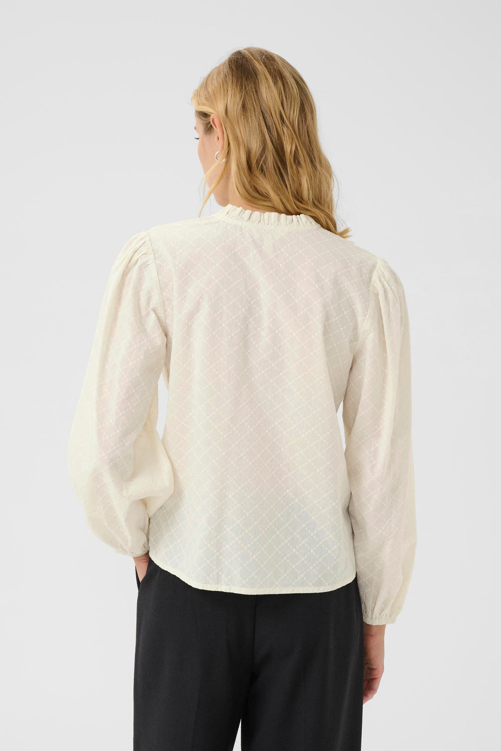 Vue arrière de la Blouse Eimy, en tissu léger à motif discret, avec manches bouffantes et encolure fendue, pour un look féminin.