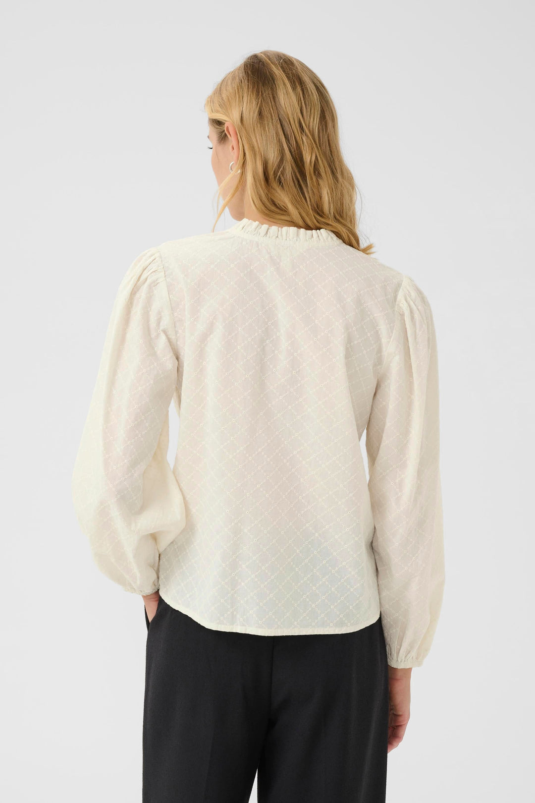 Vue arrière de la Blouse Eimy, en tissu léger à motif discret, avec manches bouffantes et encolure fendue, pour un look féminin.