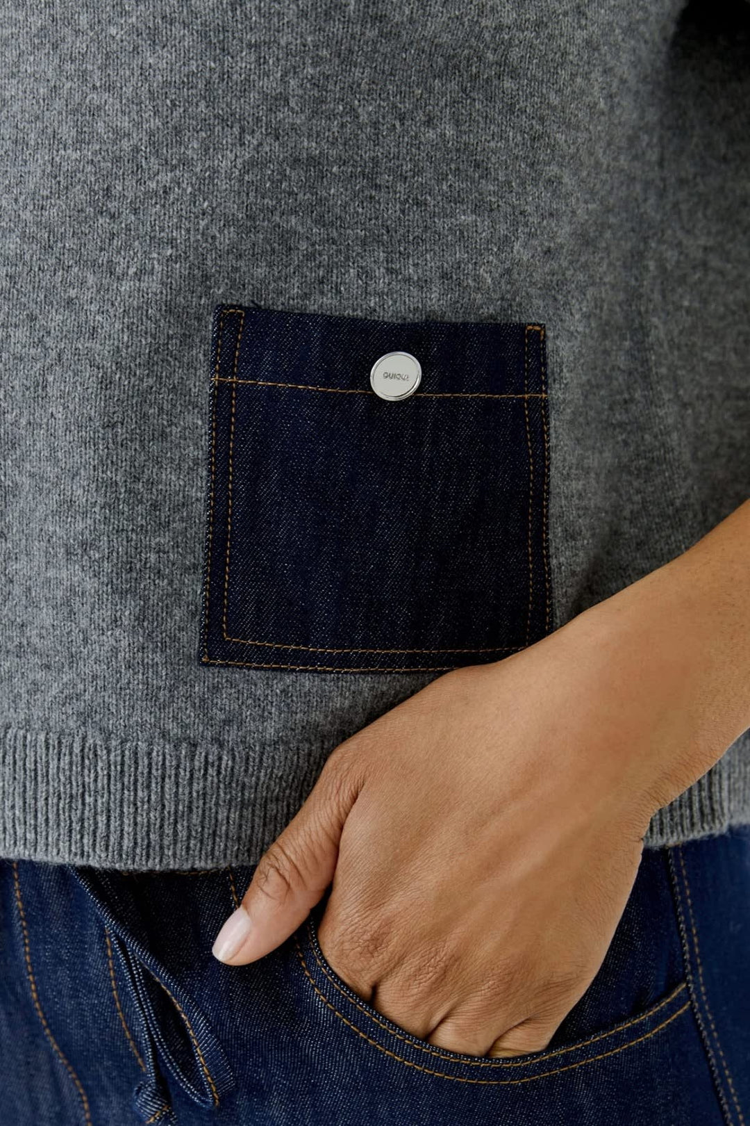 Pull bleu denim à manches mi-longues avec poches vue de face pour femme Oui
