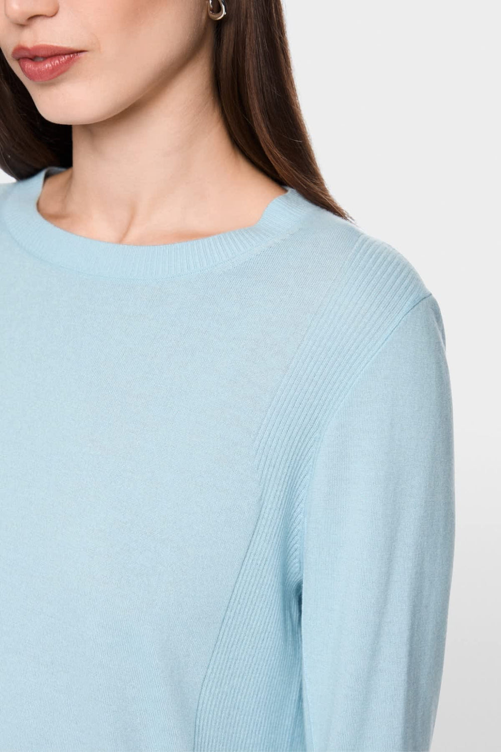 Vue de dos pull léger Marc Cain pour femme gris avec détail col en V - Valérie Simon