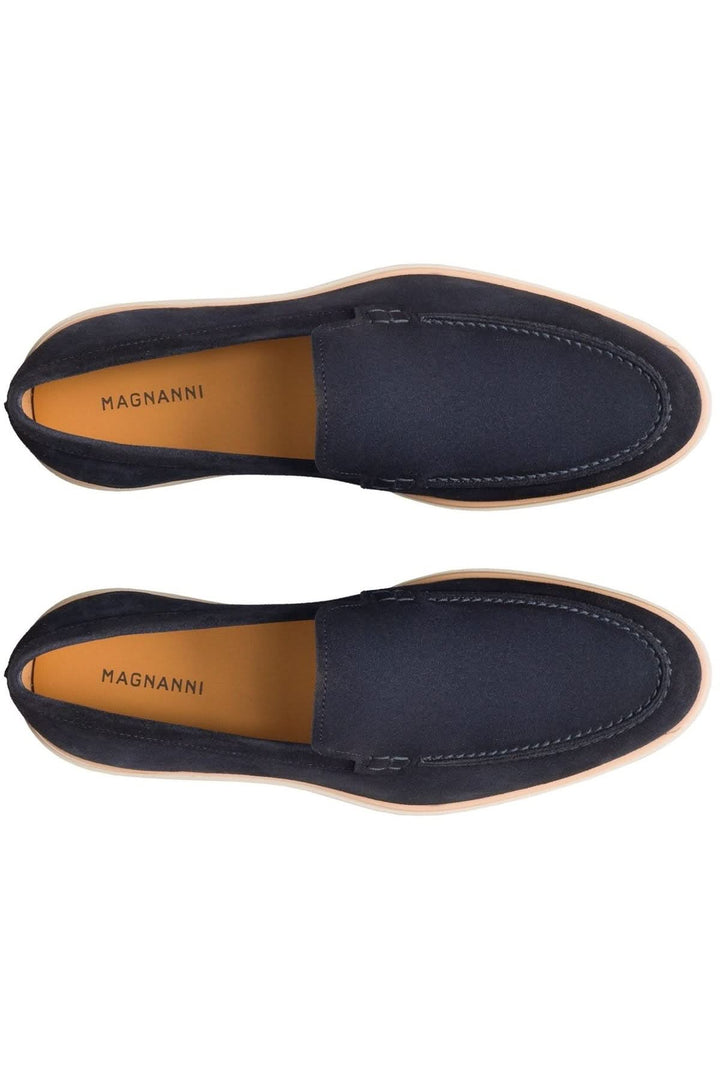 Mocassin Apolo en suede bleu, silhouette moderne pour un style décontracté, chaussure légère et élégante, qualité supérieure.
