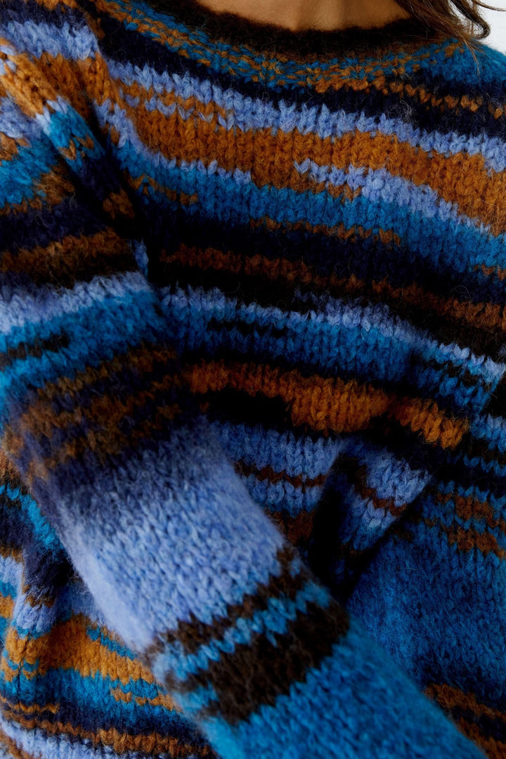 Chandail en tricot rayé à col rond, multicolore bleu et marron, texture moelleuse, allure décontractée, idéal pour l'hiver cosy.