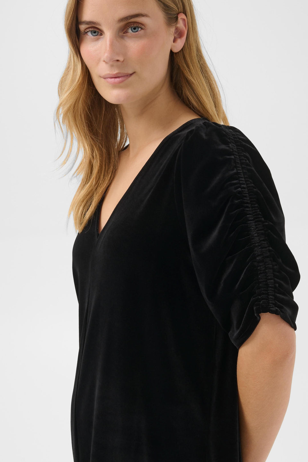Robe courte Didem effet velours à manches froncées vue de face pour femme Part Two