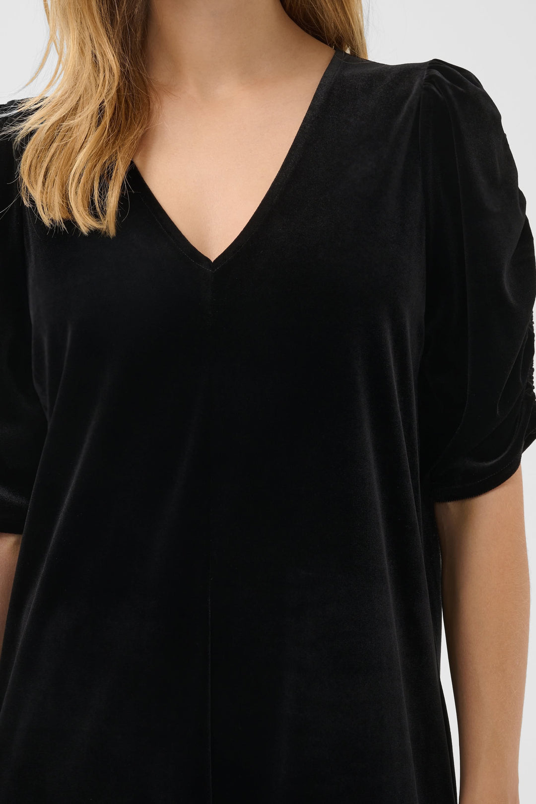 Robe courte effet velours à manches froncées vue de face pour femme Part Two