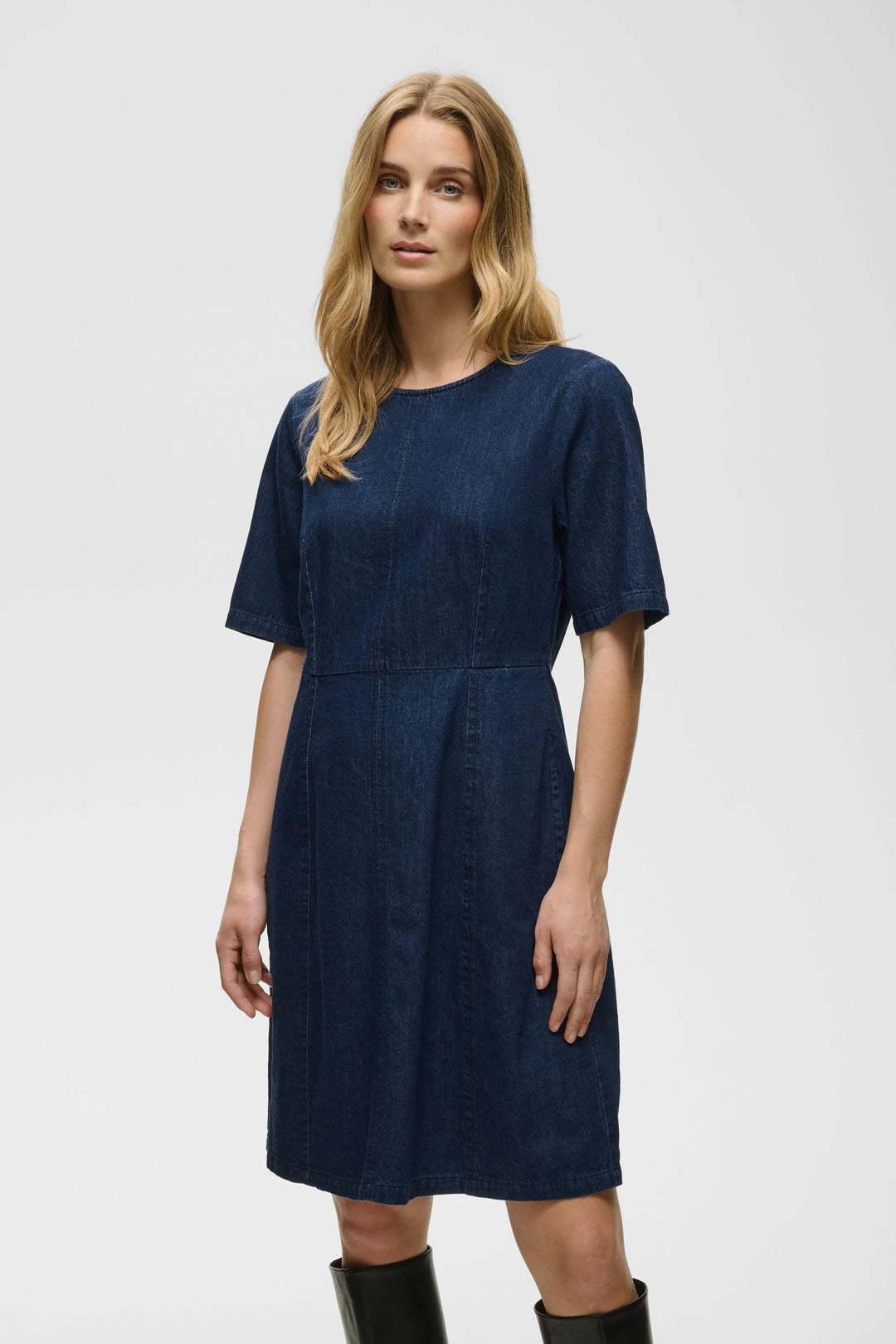 Robe courte en denim bleu vue de face pour femme Part Two