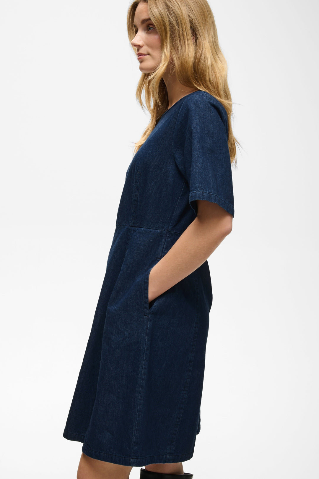 Robe courte en denim bleue vue de face pour femme Part Two