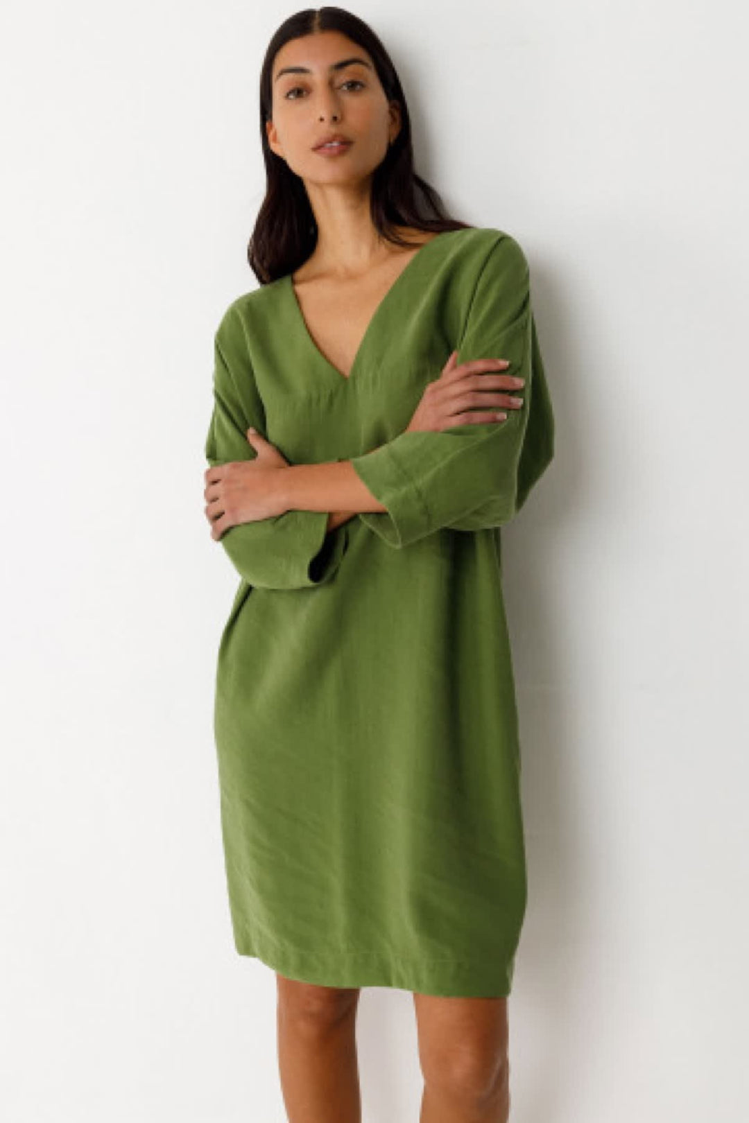 Front view of the NIKOLE green flowy short dress with SKFK belt for women - Valérie Simon