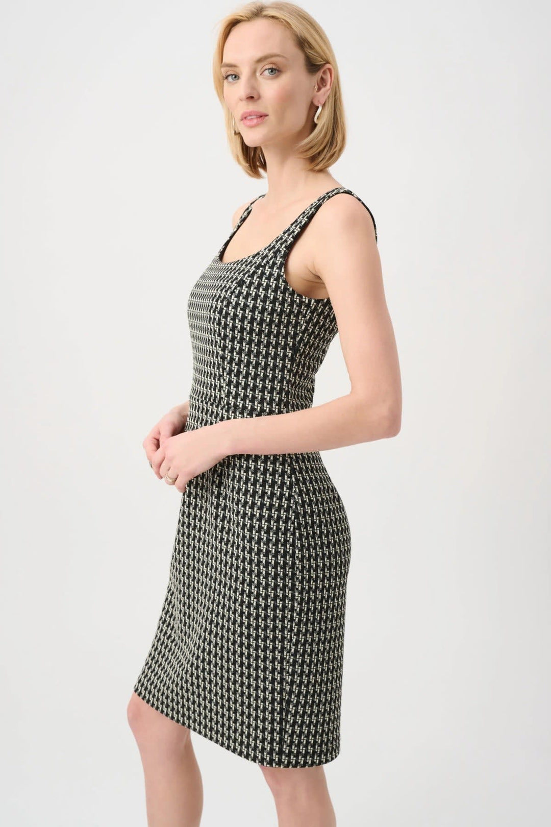 Vue de face robe fourreau en tricot texturé Joseph Ribkoff pour femme noir avec détails côtelés - Valérie Simon