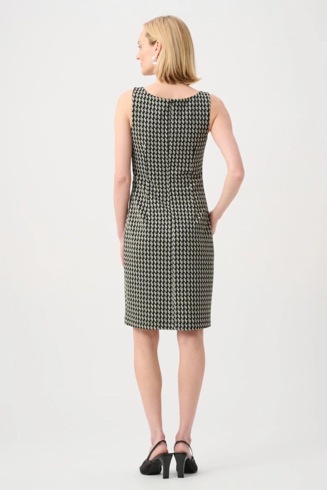Vue avant robe fourreau en tricot texturé Joseph Ribkoff pour femme bleu avec détails motif - Valérie Simon