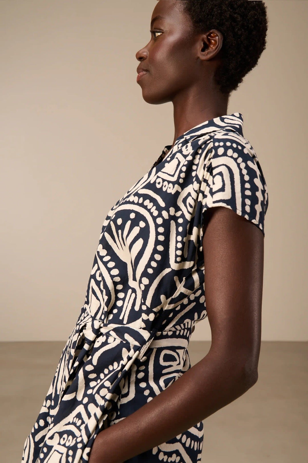 Vue de face robe longue imprimée Nile pour femme avec motifs floraux multicolores - Valérie Simon