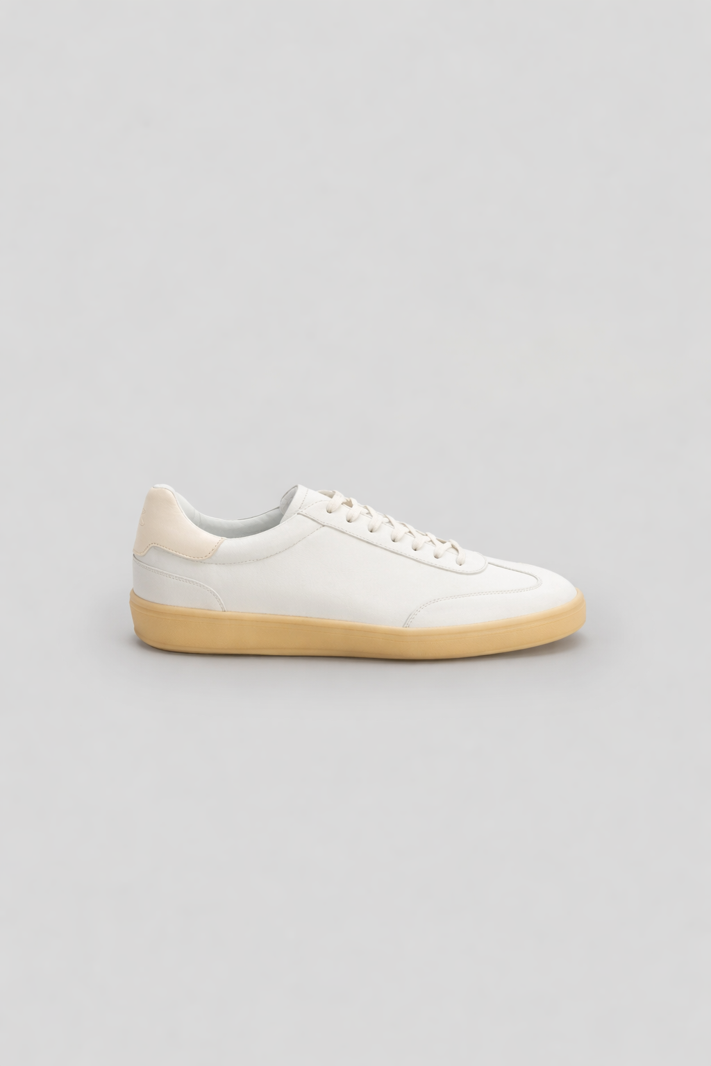 Espadrille Copi en cuir de veau blanc avec semelle en caoutchouc beige, élégante et confortable pour un usage quotidien.