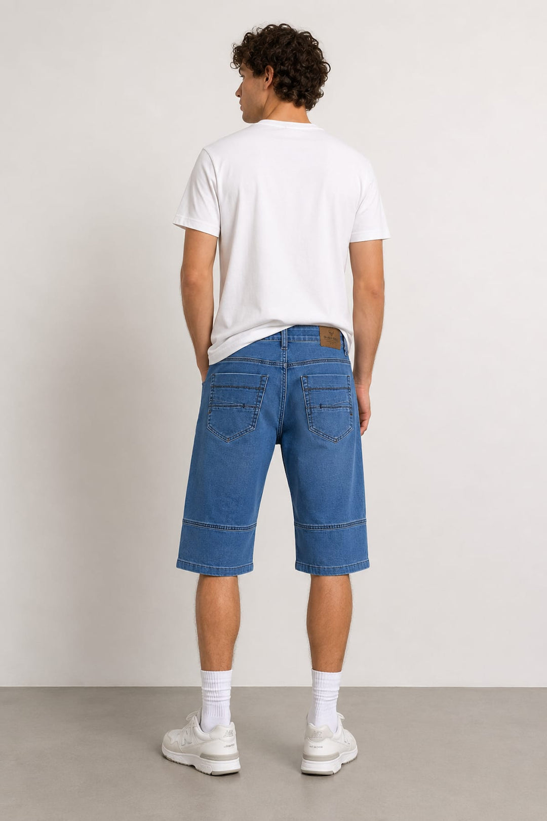 Vue de face short en denim extensible Black Bull pour homme bleu avec coutures visibles - Valérie Simon