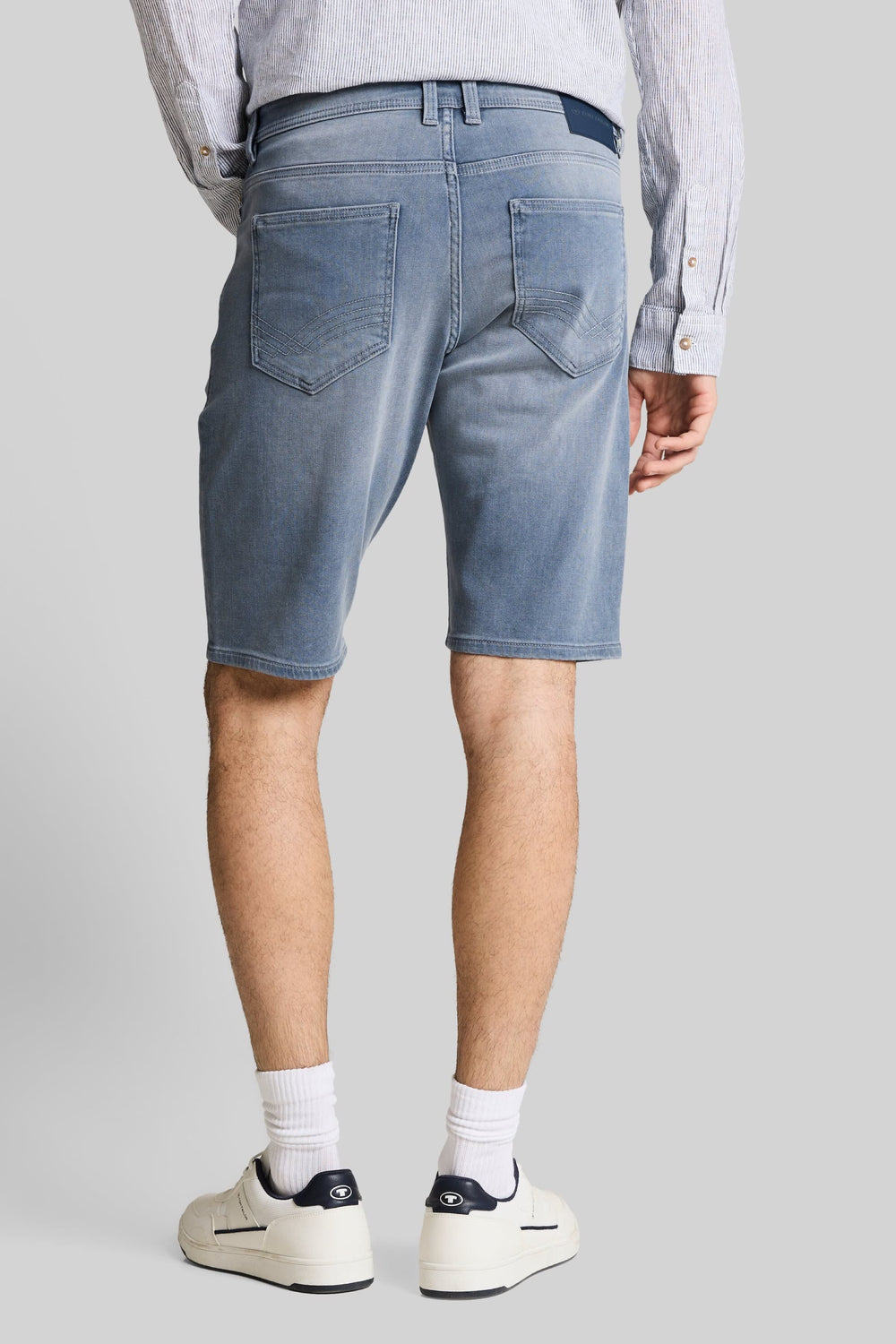 Side view of Tom Tailor men's blue five-pocket denim shorts - Valérie Simon