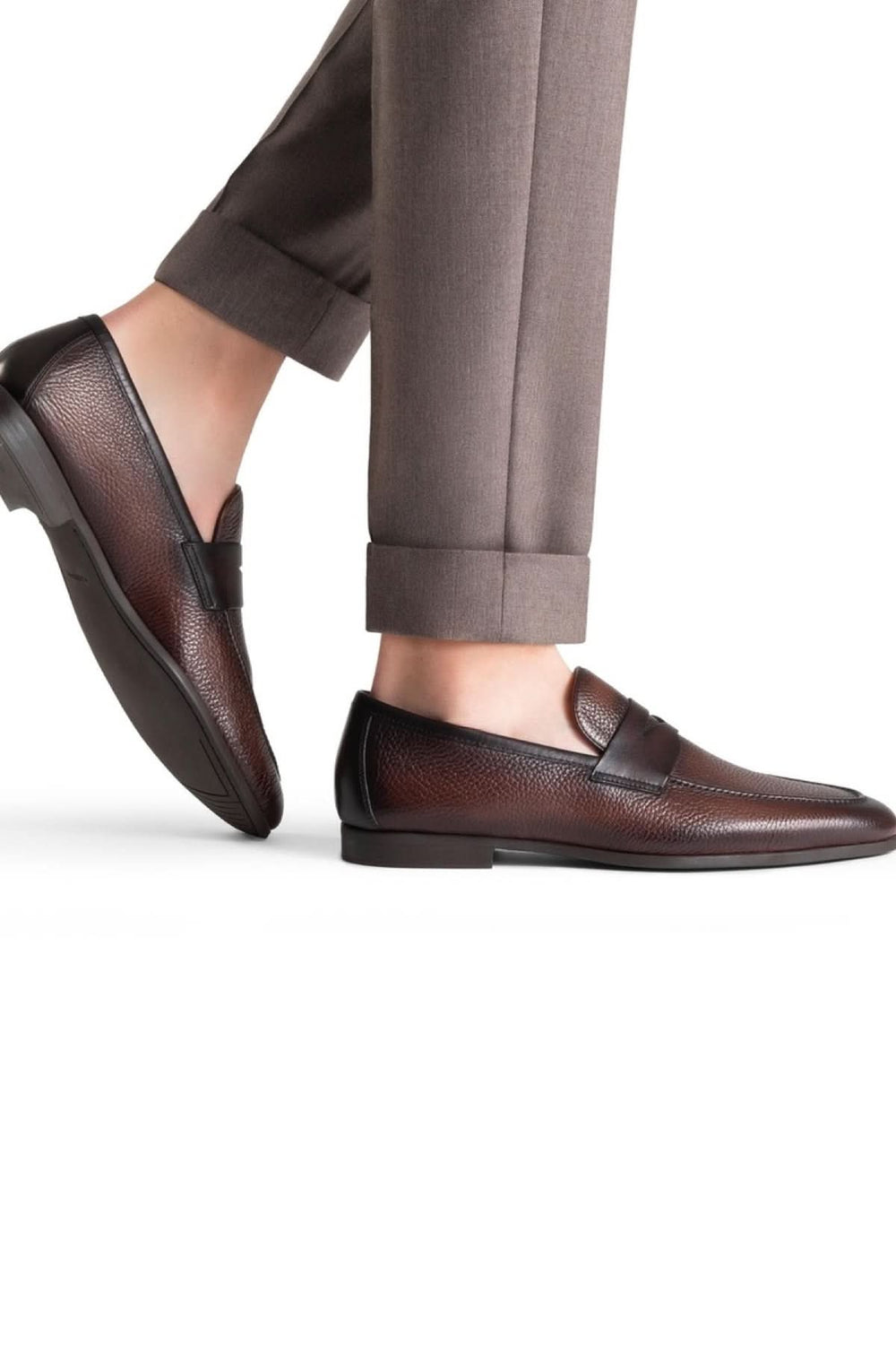 Homme portant Mocassin Diezma ll en cuir marron, mise en avant de l'élégance classique et confort moderne.