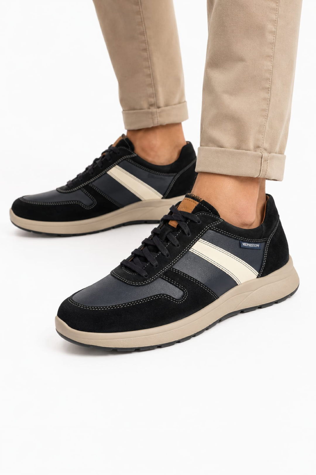 Vue latérale sneaker Vito en cuir MEPHISTO pour homme marron avec détails perforés - Valérie Simon