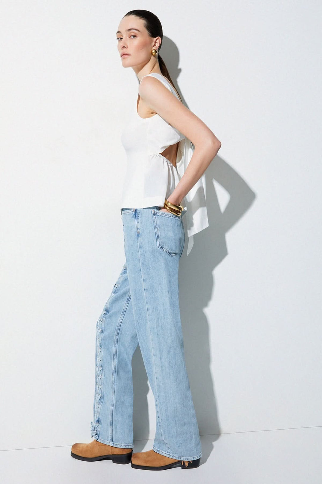 Flowy camisole with an open back and a bow