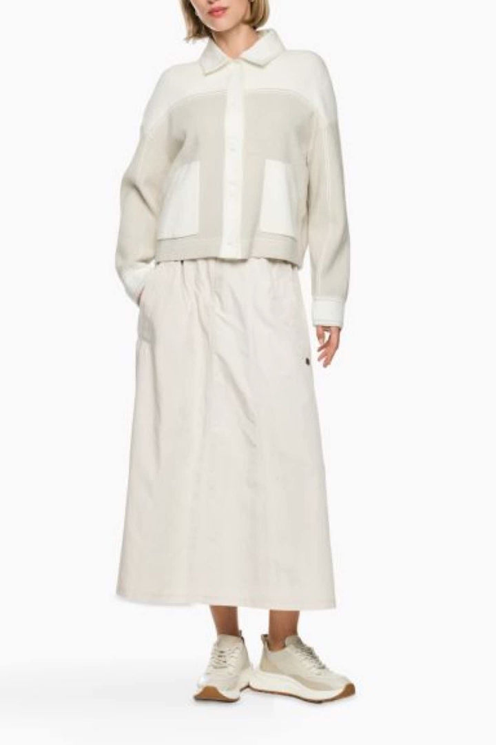 Vue de côté surchemise en maille beige texturée Marc Cain pour femme avec détails boutons - Valérie Simon