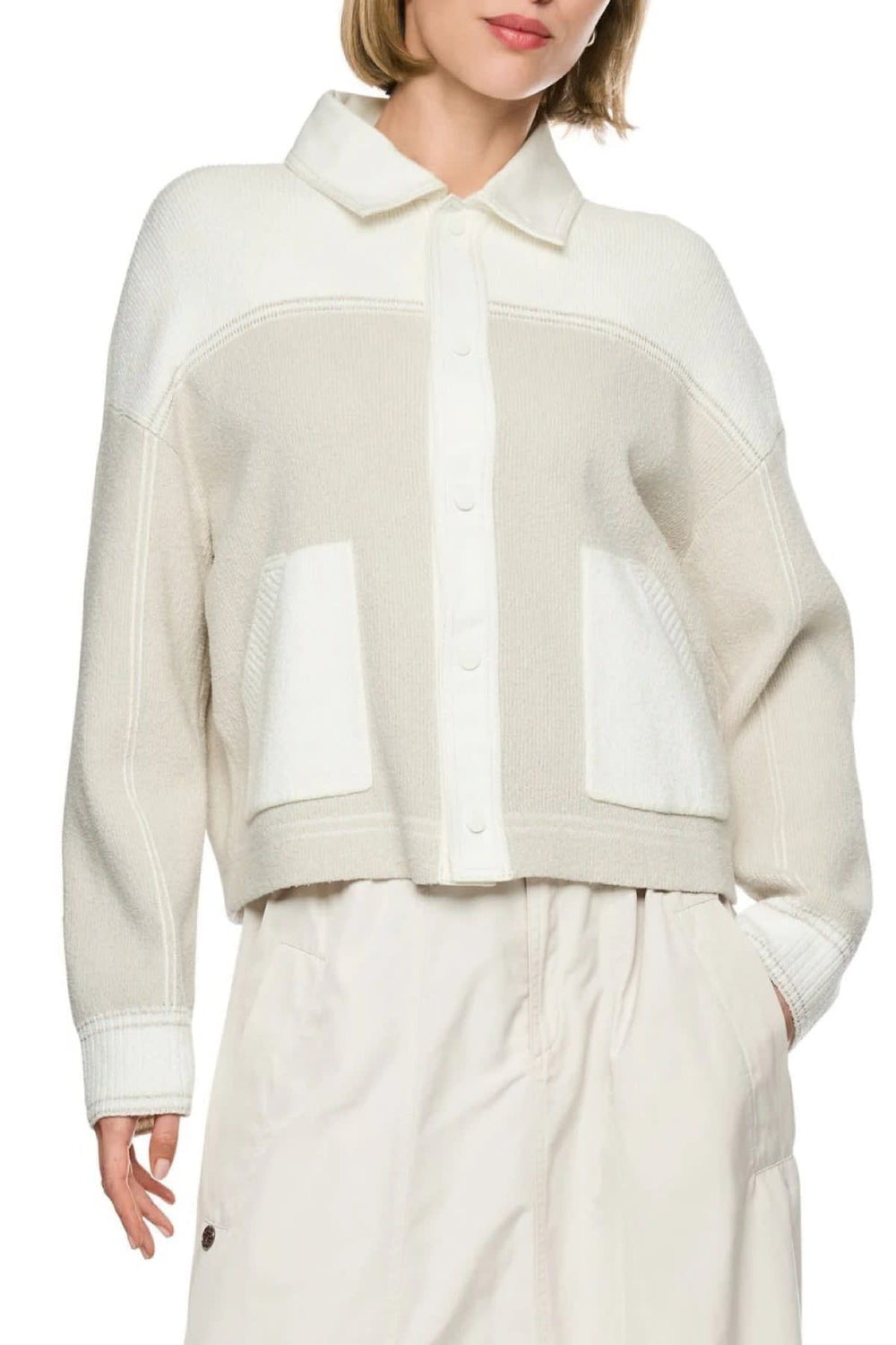 Vue latérale veste en maille texturée Marc Cain rouge pour femme avec manche - Valérie Simon