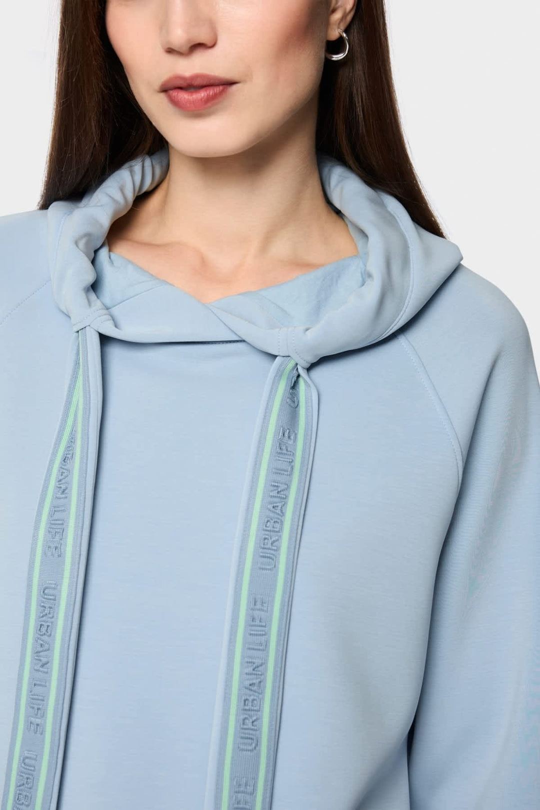 Vue de face sweat à capuche Marc Cain pour femme gris avec détails couture Valérie Simon