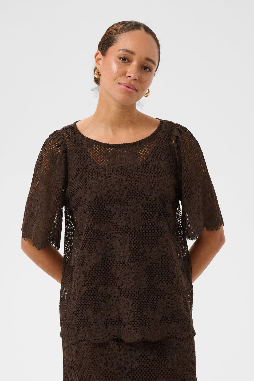 Vue de dos T-shirt en dentelle florale Kaffe pour femme blanc - Valérie Simon