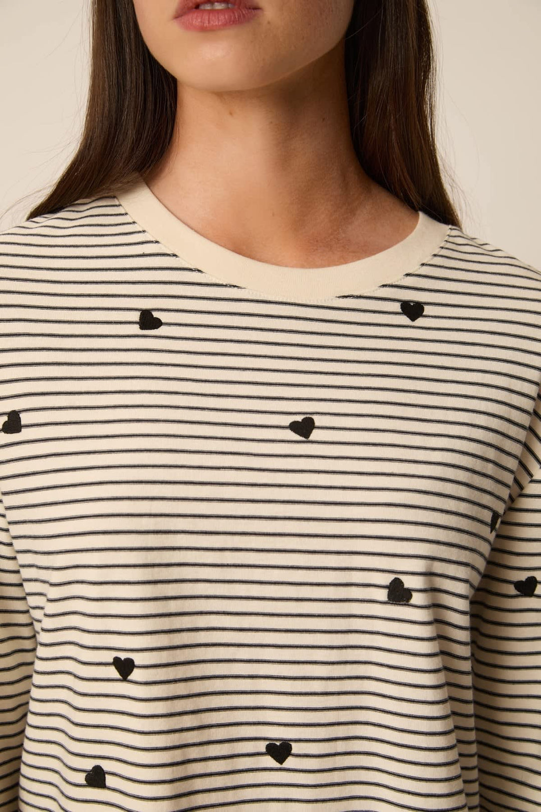 T-shirt rayé à cœurs brodés écru et bleu marine vue de face pour femme Des Petits Hauts