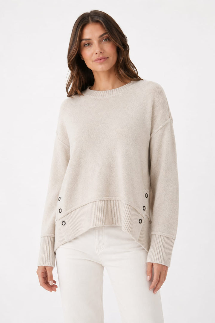 Tricot ample à œillets décoratifs vue de face pour femme Coco y Club