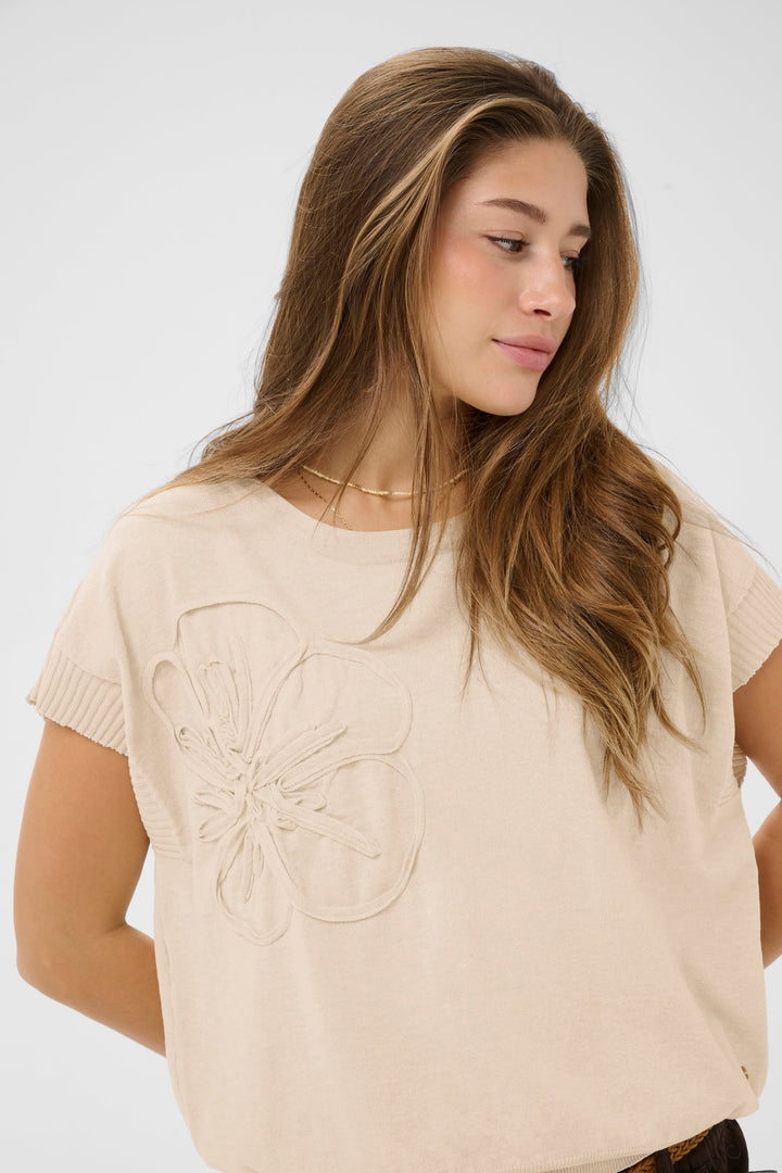 Vue de détail tricot à fleur appliquée Cream pour femme beige avec broderies florales - Valérie Simon