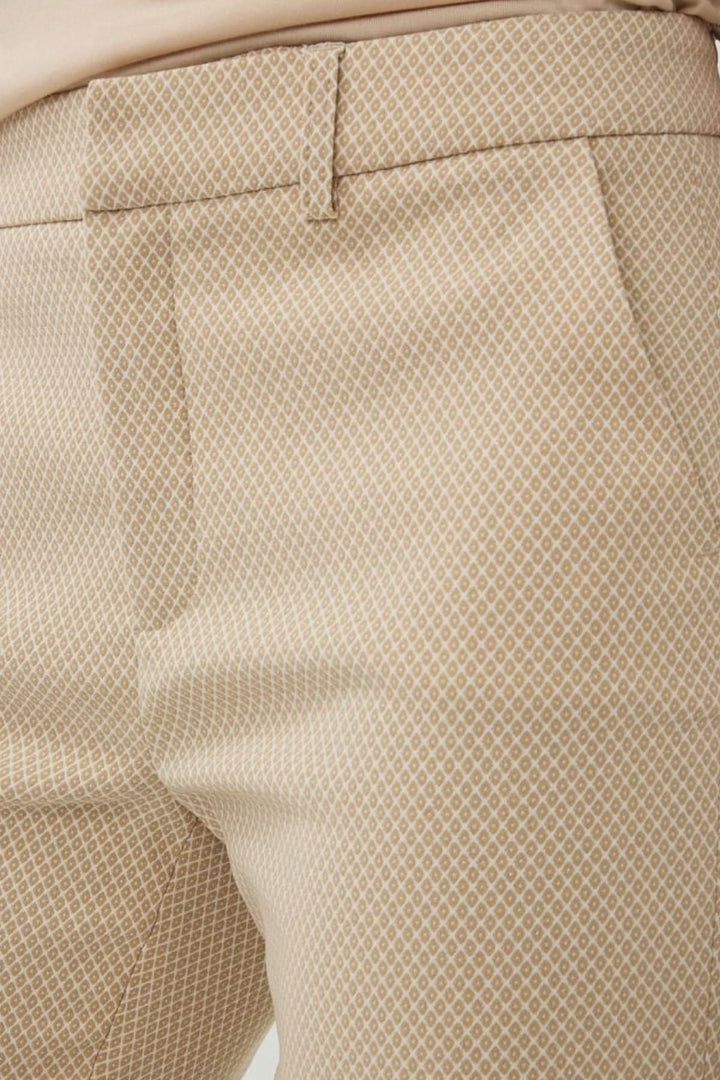 Pantalon droit en jacquard texturé beige, style chic-décontracté, confort optimal pour le quotidien.