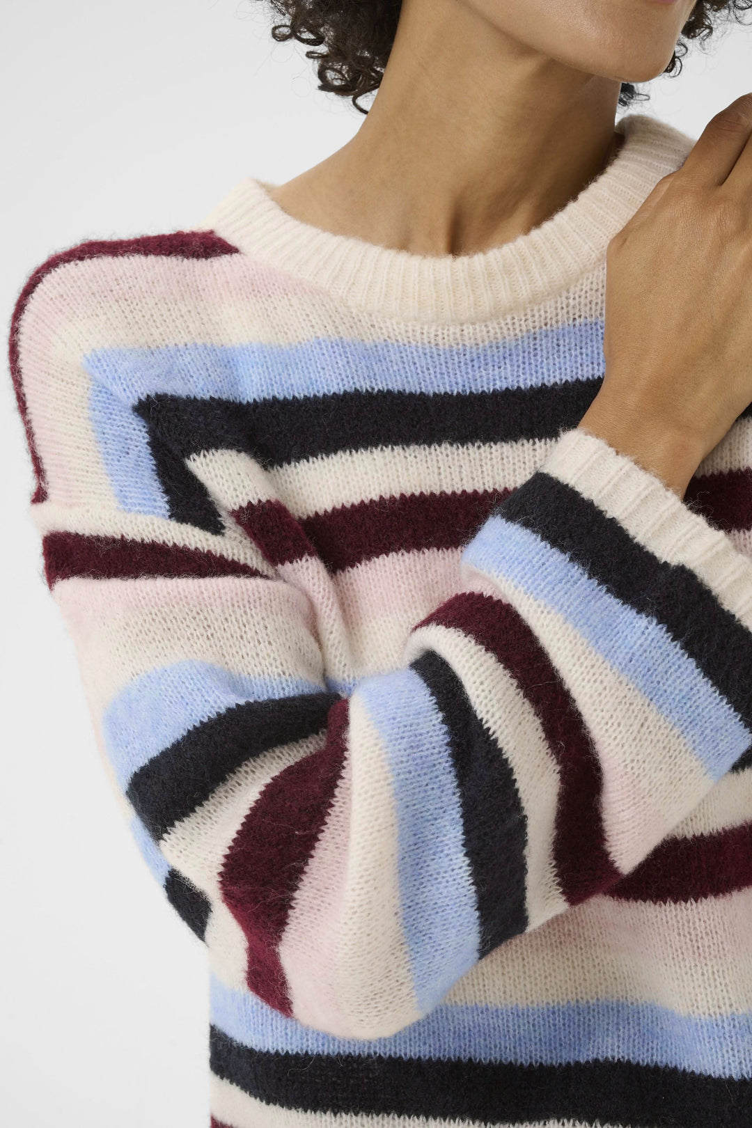 Tricot Spence rayé avec manches longues et col rond en maille douce, idéal pour un style décontracté et chic.