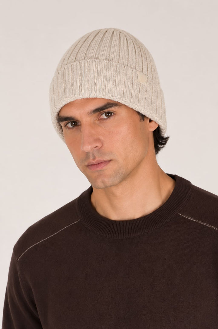 Vue de face tuque côtelée Paul and Shark pour homme noire avec logo brodé - Valérie Simon
