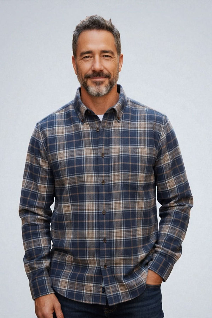 Homme portant une chemise à carreaux en flanelle douce avec col boutonné et boutons en nacre, style décontracté et sophistiqué.