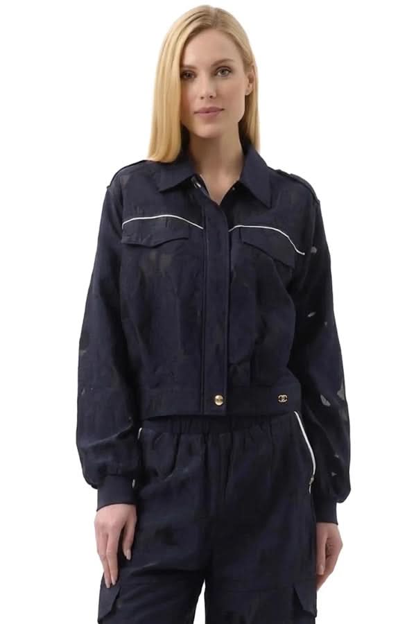 Lightweight textured jacket with pockets
