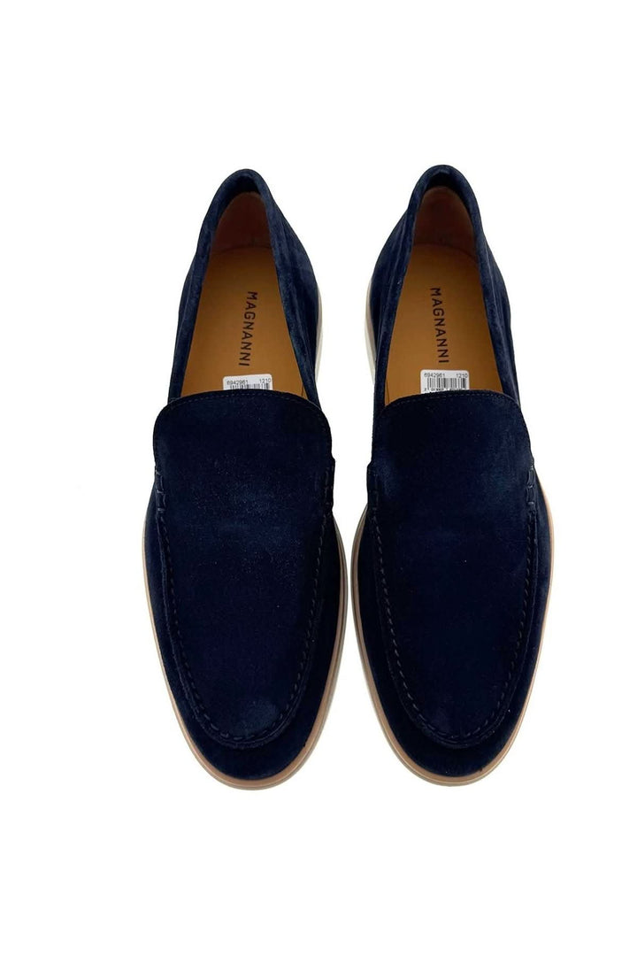 Mocassin Apolo en suede bleu marine avec silhouette moderne et confortable pour un style décontracté raffiné. Décris moi le produit en français.